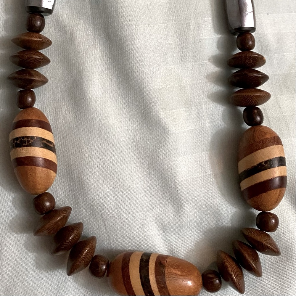 Wooden beads necklace screw closure